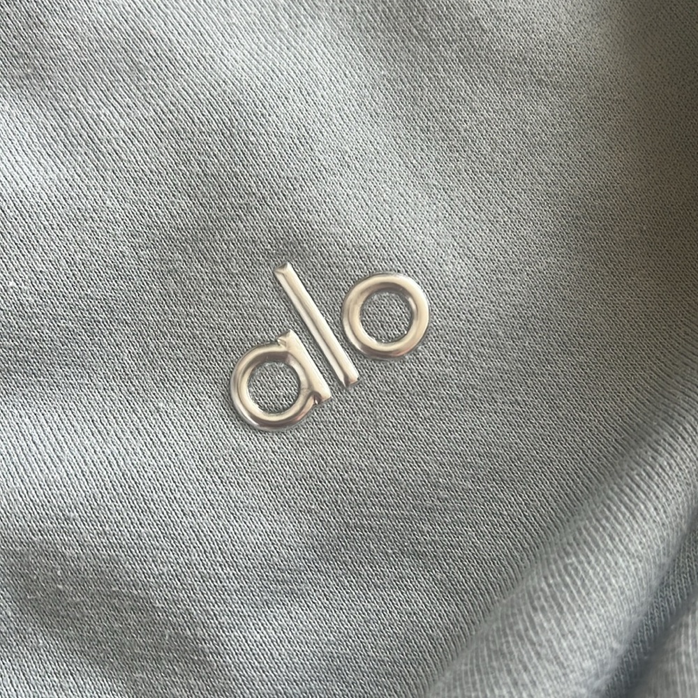 ALO Yoga Light Blue Sweatshirt - Picture 5 of 6